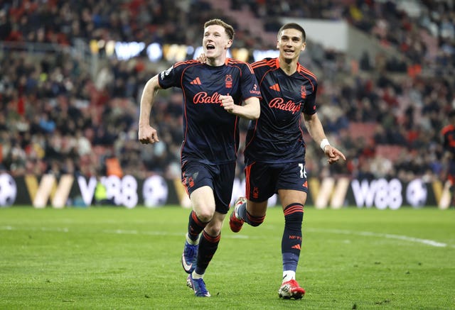 Elliot Anderson celebrates