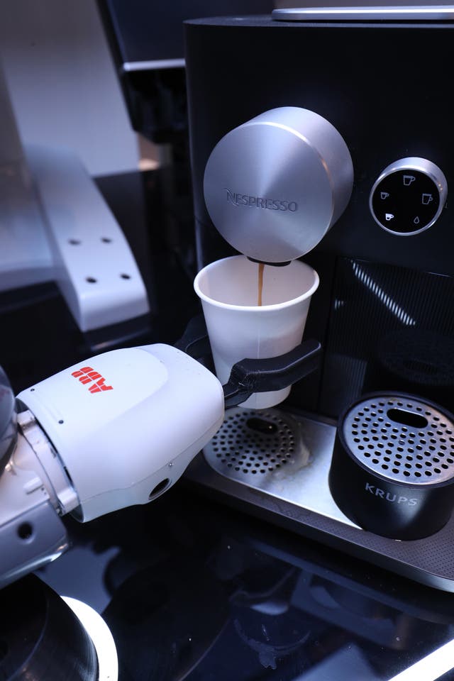 Robot makes coffee in Selfridges