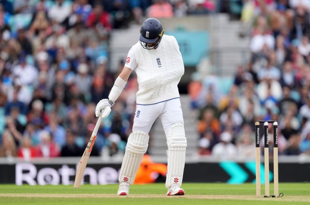 Chris Woakes bats with his arm in a sling in the fifth Test against India