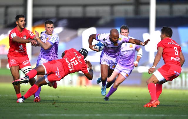 Tom O’Flaherty fends of Toulouse’s Antoine Dupont