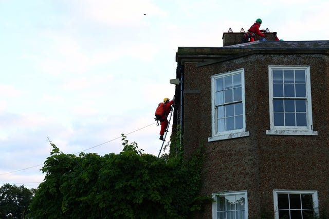 Greenpeace protest at Rishi Sunak house