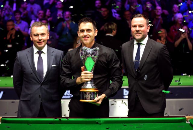 Ronnie O'Sullivan, centre, with the 2018 UK Championship trophy