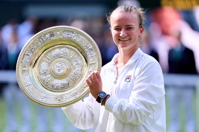 Barbora Krejcikova poses with the Venus Rosewater Dish after beating Jasmine Paolini in 2024
