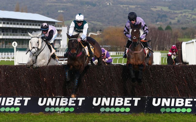 L’Homme Presse (centre) in action at Cheltenham in the Cotswold Chase 