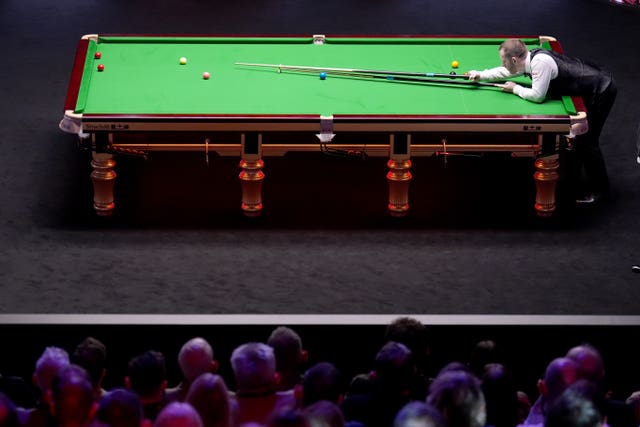 Mark Allen plays safe off a red using the rest during his match against Wu Yize