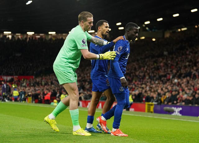 Idrissa Gana Gueye is ushered off the pitch by Everton goalkeeper Jordan Pickford 