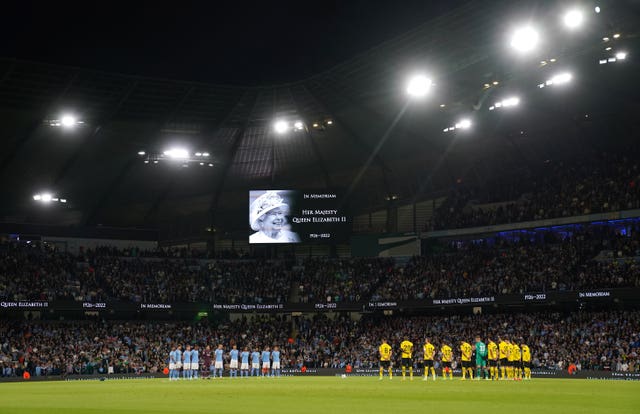 Players observe a minute’s silence to mark the death of the Queen 