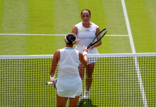 Elisabetta Cocciaretto shakes hands with Jessica Pegula 