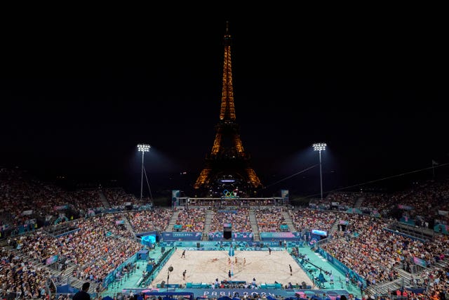 Beach volleyball in front of the Eiffel Tower