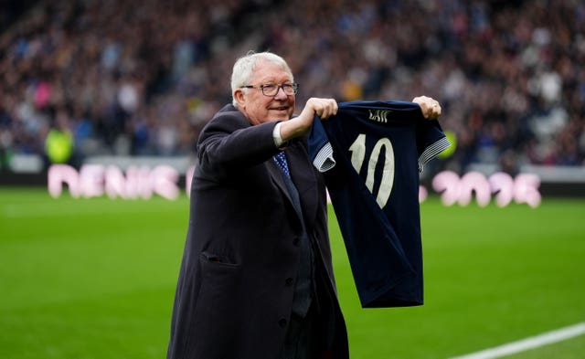 Sir Alex Ferguson pays tribute to Dennis Law by holding up a Law 10 Scotland shirt