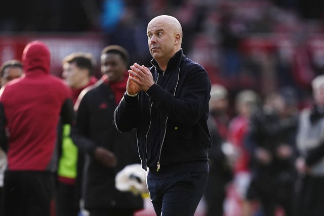 Arne Slot applauds the fans