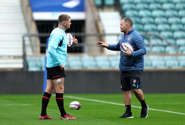 Anthony Seibold (right) gives instruction to England captain Owen Farrell (left)