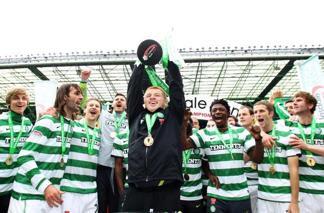 Neil Lennon lifts the SPL trophy