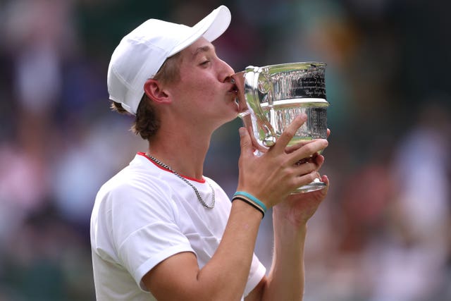 Henry Searle kissing his trophy