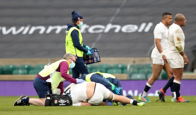 England's Jack Willis treated for a knee injury which left him writhing in agony