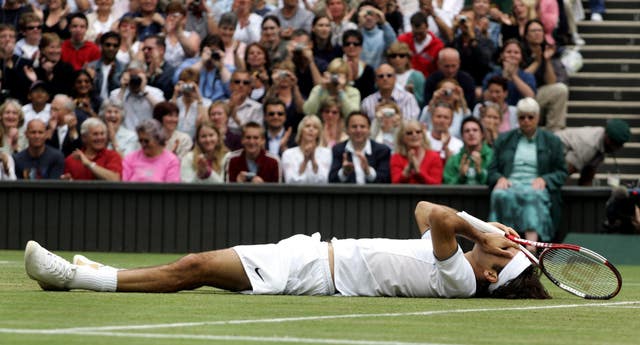 Roger Federer celebrates winning the 2005 Wimbledon final