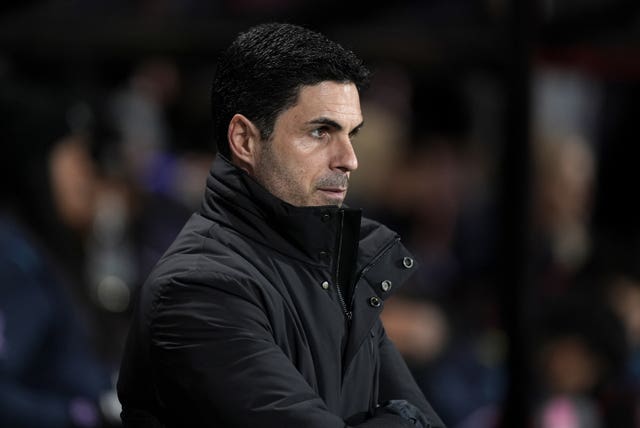 Arsenal manager Mikel Arteta on the touchline