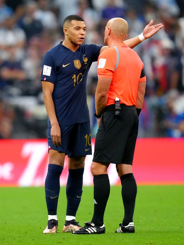 Marciniak in conversation with France forward Kylian Mbappe during the World Cup final