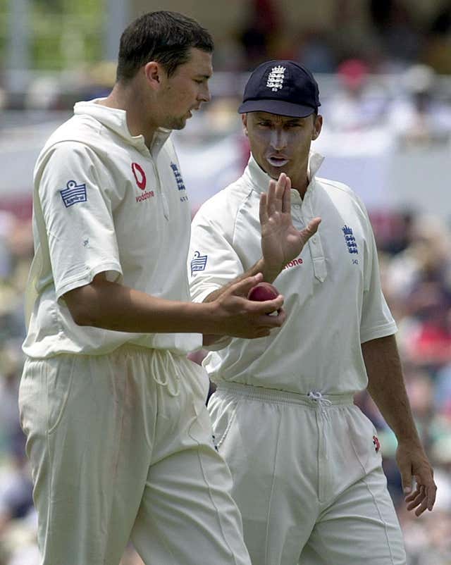 Steve Harmison (left) and Nasser Hussain (right) discuss tactics during an Ashes Test.