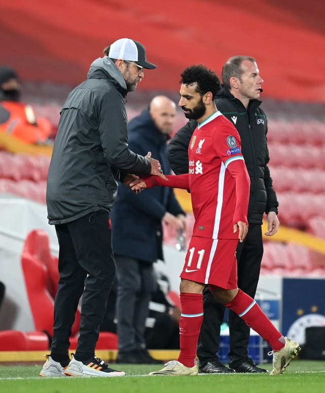 Jurgen Klopp shakes hands with Mohamed Salah