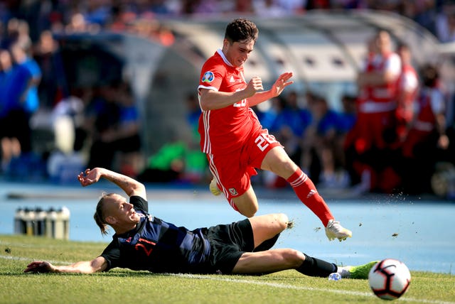 Manchester United agreed a deal to sign 21-year-old Swansea winger Daniel James on Friday