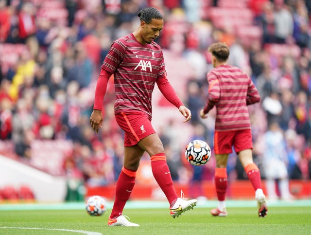 Virgil Van Dijk juggles with the ball