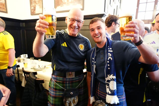 John Swinney and Craig Ferguson holding up beers