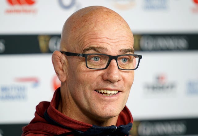 Defence coach John Mitchell has signed a contract extension with England