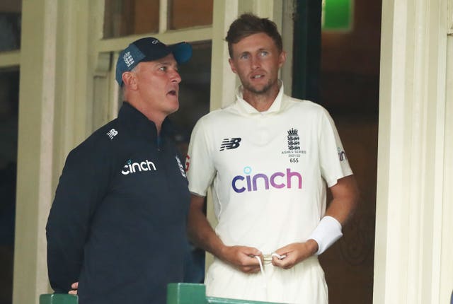 Graham Thorpe talks with Joe Root during the 2021/22 Ashes 