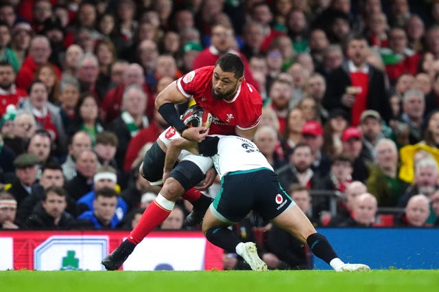 Taulupe Faletau on the charge