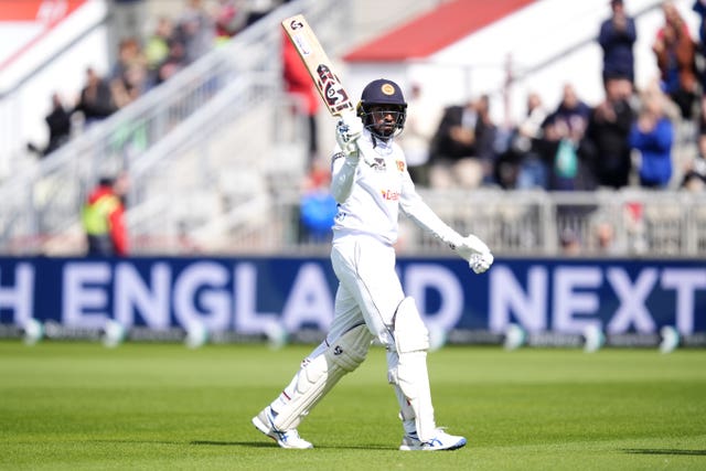 Kamindu Mendis salutes the crowd