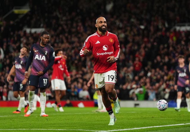 Bryan Mbeumo celebrates
