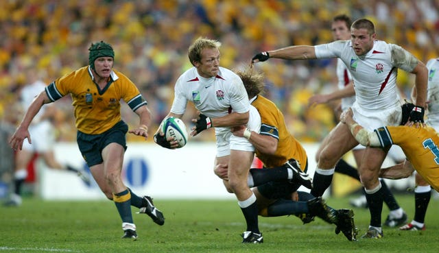 Matt Dawson tries the offload 