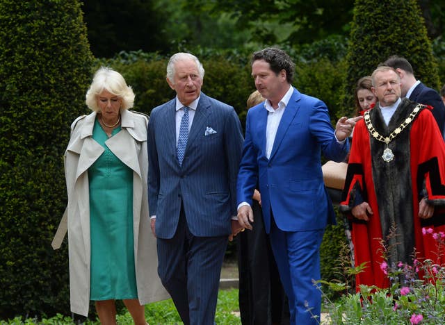 The royal couple with the garden's designer