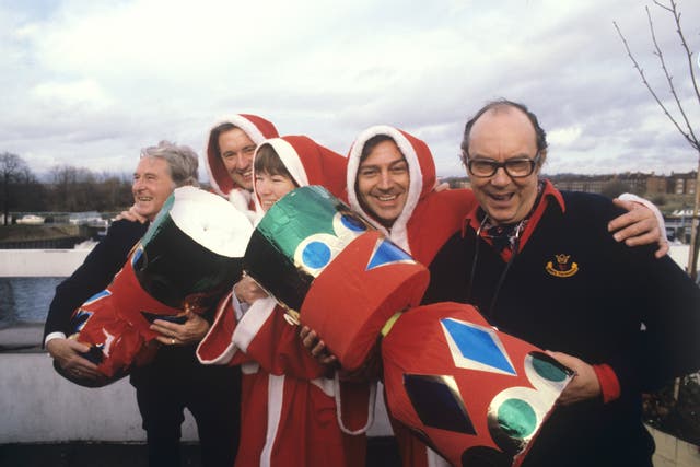 Ernie Wise (left) and Eric Morecambe promote one of their Christmas shows, with guests David Frost, Glenda Jackson and Des O’Connor (PA Images)