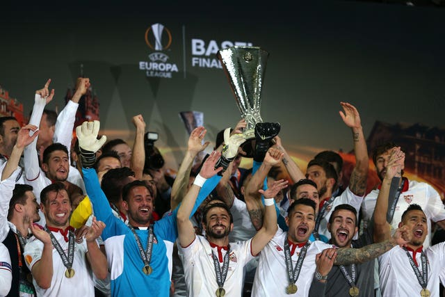 Sevilla lift the Europa League trophy in 2016