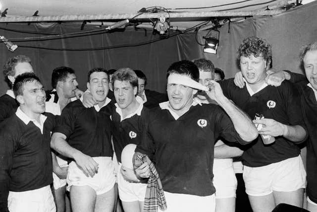 David Sole (centre) was the last Scotland captain to lead his side to six straight victories with their Grand Slam-clinching win over England back in 1990
