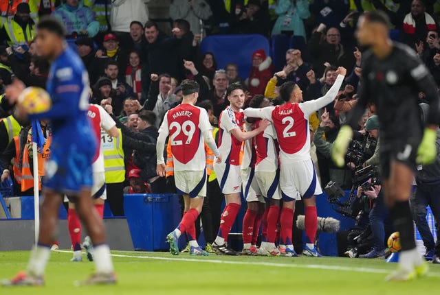 Arsenal players celebrate Gabriel Martinelli's opener