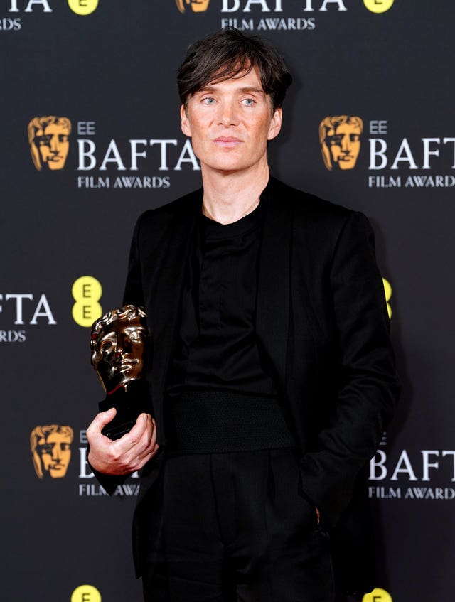 Cillian Murphy holds his Bafta award