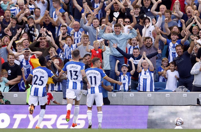 Leandro Trossard (centre) celebrates