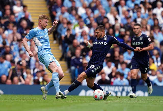 Manchester City’s Kevin De Bruyne and Aston Villa’s Emi Buendia battle for the ball 