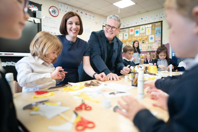 Bridget Phillipson and Sir Keir Starmer smiling at a table of school children crafting