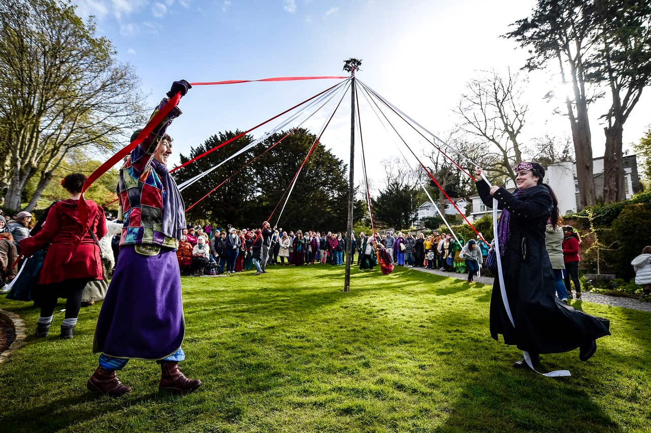 Дай праздник. The Maypole праздник в Англии. Праздник Maypole в Великобритании. Early May Bank Holiday в Великобритании. Майский шест в Англии.