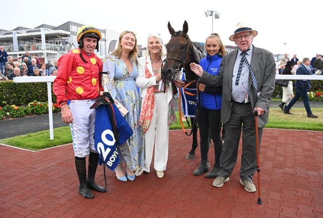 Winning Smut and connections in the winner's enclosure