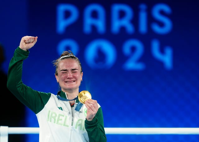 Kellie Harrington holding up her gold medal