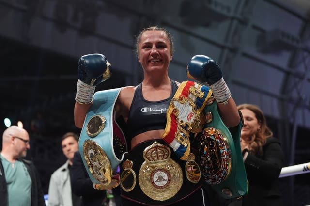 Ellie Scotney celebrates winning the undisputed world super bantamweight title against Mayelli Flores