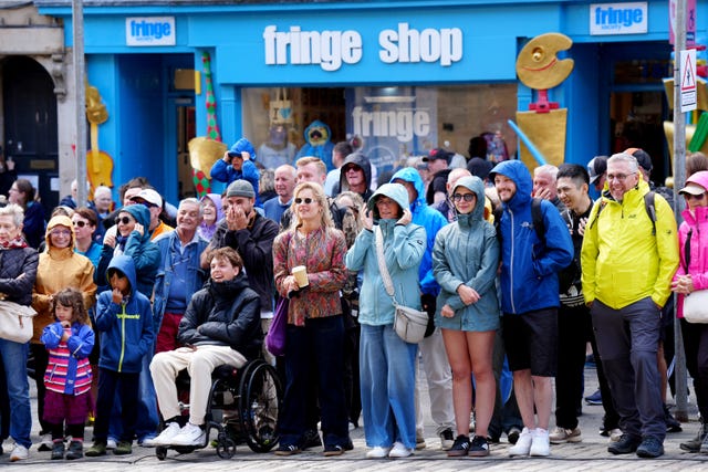 Crowds watch street performers on the Royal Mile 
