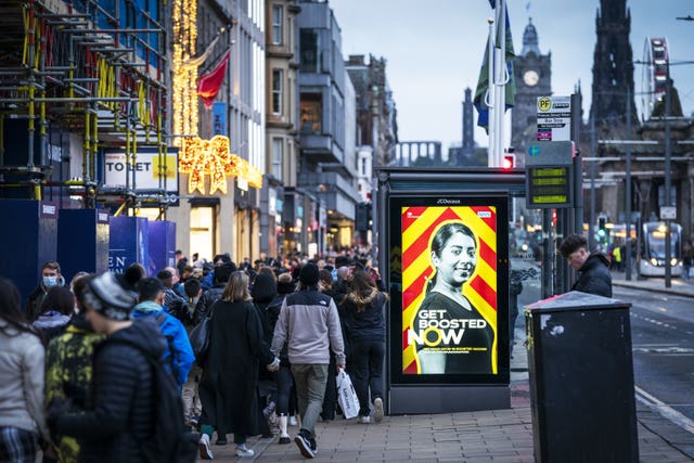 Christmas shoppers in Edinburgh 