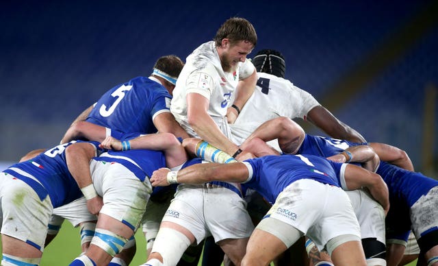 England ensured the title race went to the final game by seeing off Italy 34-5 in Rome