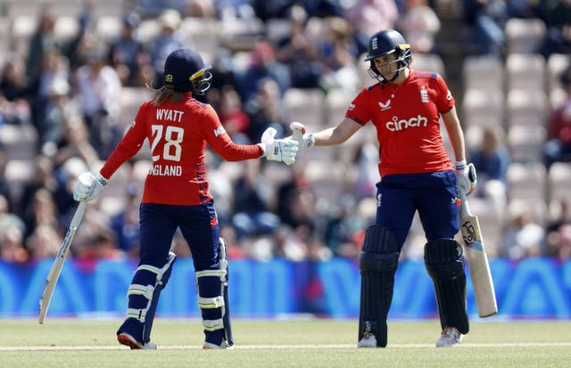 Wyatt and Sciver-Brunt shaking hands in the middle